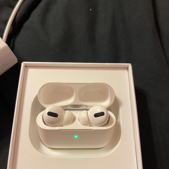 AirPod pros - Picture 5 of 5